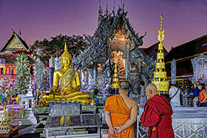 Wat Si Suphan (by night)